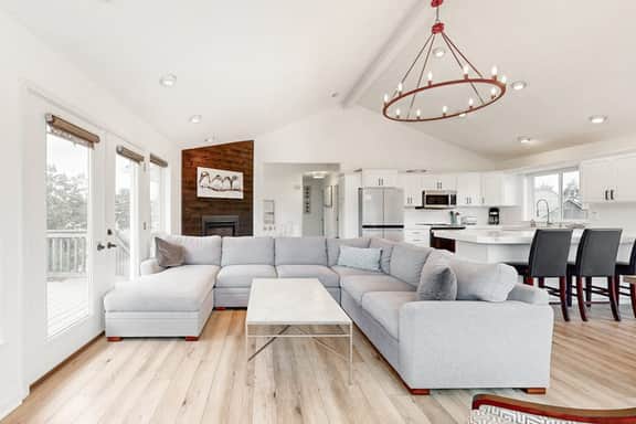 Bright remodeled home with furnished deck and private beach access dog friendly - Image 4