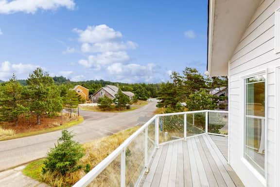 Bright remodeled home with furnished deck and private beach access dog friendly - Image 2