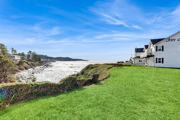 Comfortable ocean view condo with easy access to downtown - Image 3