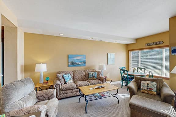 Comfortable ocean view condo with easy access to downtown - Image 2