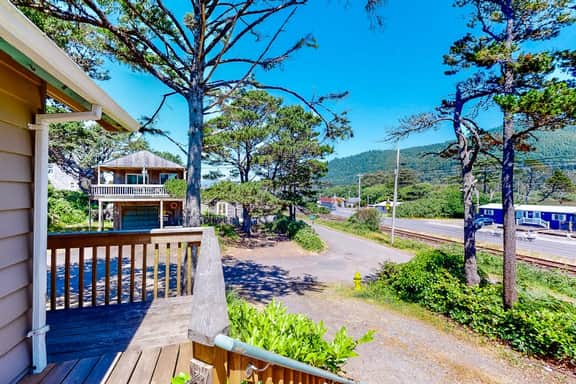 Home near the ocean with beach access washer dryer decks two dogs welcome - Image 2