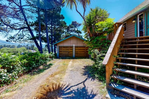 Home near the ocean with beach access washer dryer decks two dogs welcome - Image 4