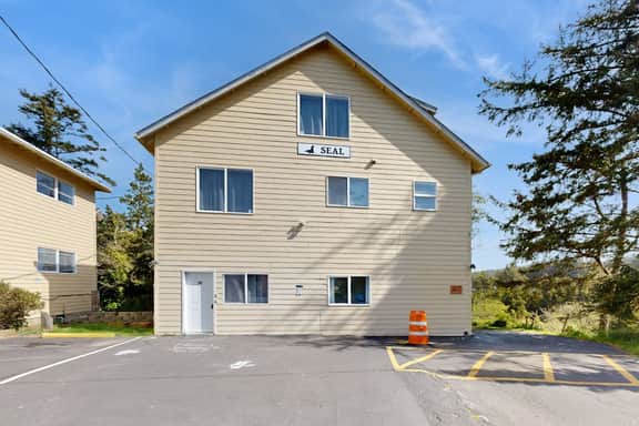 Cozy Coastal Condo Near from the Beach - Image 5