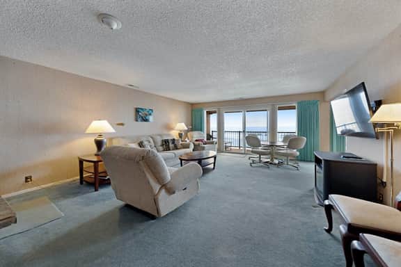 Lovely oceanfront condo with sweeping water views and balcony - Image 5