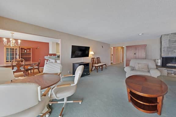 Lovely oceanfront condo with sweeping water views and balcony - Image 4