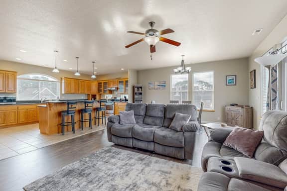 Spacious home close to the beach with peekaboo ocean views fireplaces hot tub - Image 4
