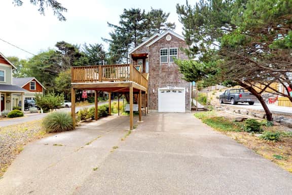 Spacious dog friendly home with WiFi and fireplace near the beach - Image 2