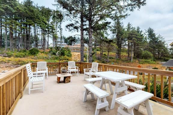 Spacious dog friendly home with WiFi and fireplace near the beach - Image 3