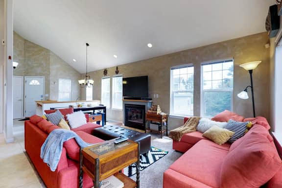 Spacious dog friendly home with WiFi and fireplace near the beach - Image 4