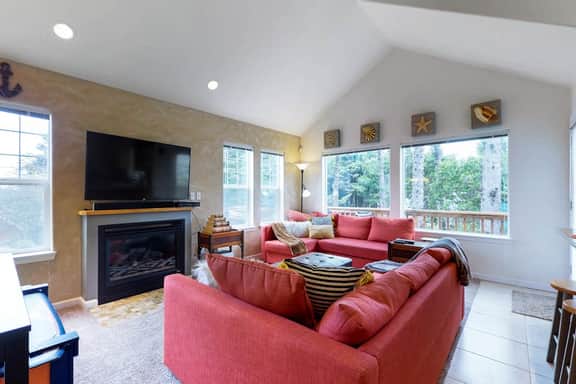 Spacious dog friendly home with WiFi and fireplace near the beach - Image 5