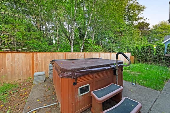 Dog friendly home with enclosed yard game room private hot tub near the beach - Image 2