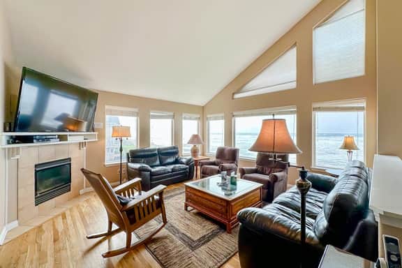 Beautiful home on the ocean with beach views deck bbq WiFi and streaming - Image 2