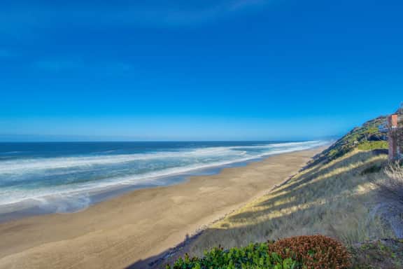 Charming Oceanfront Two Story Home Private Hot Tub Deck Gas Grill and Views - Image 4