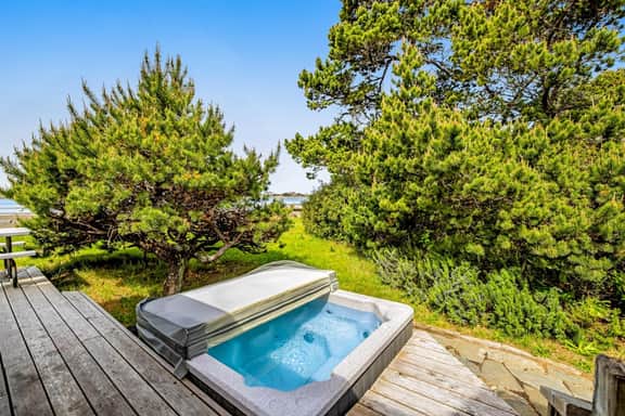 Dog Friendly Bayfront Beauty with a Private Hot Tub Free WiFi and Washer Dryer - Image 2