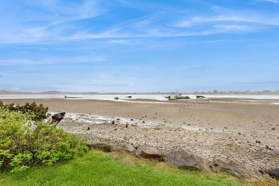 Dog Friendly Bayfront Beauty with a Private Hot Tub Free WiFi and Washer Dryer - Image 3