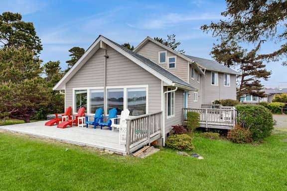 Dog Friendly Bayfront Beauty with a Private Hot Tub Free WiFi and Washer Dryer - Image 4