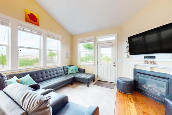 Dog Friendly Home, Ocean Views Walk to the Beach - Image 3
