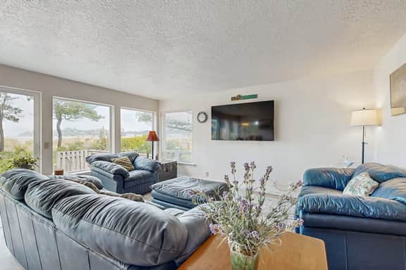 Waterfront house with bay and ocean views large deck and quiet location - Image 5