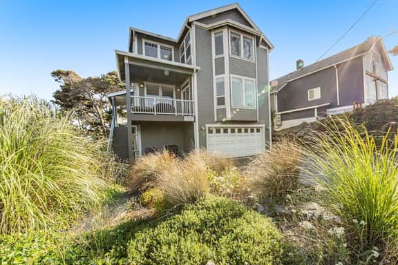 400 Feet to the Beach Gorgeous Home with Hot Tub 2 Decks and 4 Bedroom Suites - Image 2