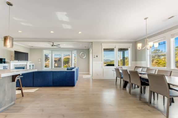 400 Feet to the Beach Gorgeous Home with Hot Tub 2 Decks and 4 Bedroom Suites - Image 5