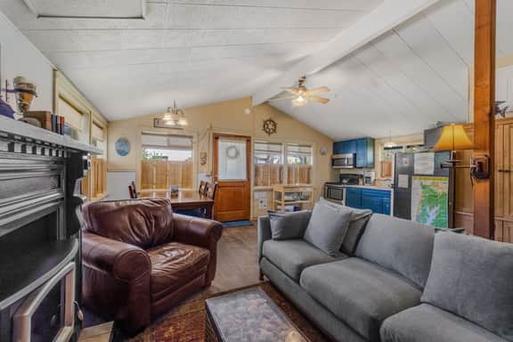 Cozy Dog Friendly Getaway Close to the Beach Includes Deck - Image 2