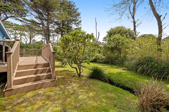 Cozy Dog Friendly Getaway Close to the Beach Includes Deck - Image 4