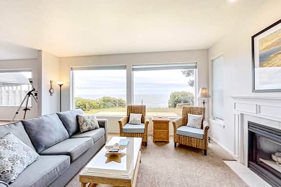 Two Story Dog Friendly Oceanfront Home with Free WiFi and Gas Fireplace - Image 4
