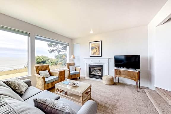 Two Story Dog Friendly Oceanfront Home with Free WiFi and Gas Fireplace - Image 3