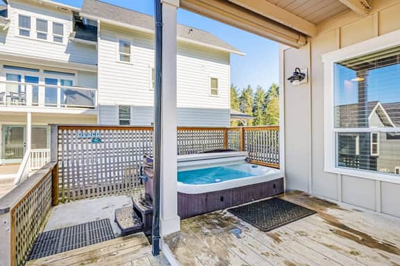 Coastal Oasis Near the Beach and Town with Private Hot Tub Fast WiFi and Ocean Views - Image 2