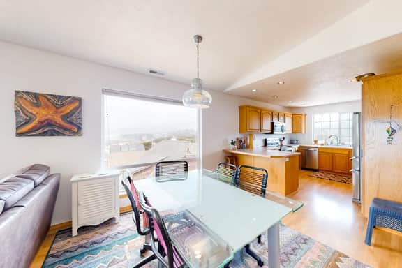 Comfy beach home with ocean views free WiFi private washer dryer and deck - Image 5