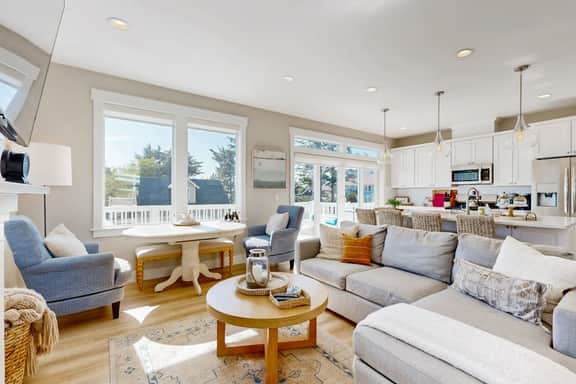 Discover Coastal Bliss Your Perfect Retreat Awaits in Lincoln City - Image 2