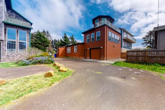 Lighthouse Inspired Home with Ocean Views Gas Fireplace Fast WiFi 2 Dogs OK - Image 3