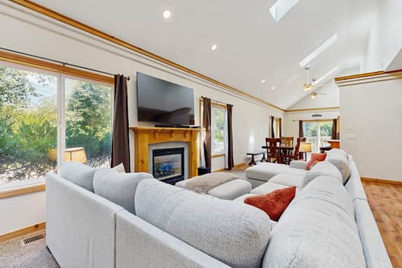Expansive family friendly home with a private hot tub walk to the beach - Image 5