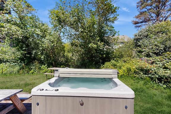 Expansive family friendly home with a private hot tub walk to the beach - Image 2
