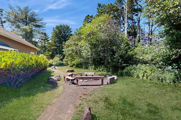Expansive family friendly home with a private hot tub walk to the beach - Image 3