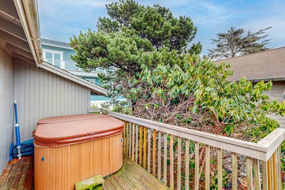Cozy house close to beach hot tub and ocean views - Image 2