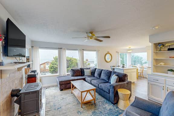 Cozy house close to beach hot tub and ocean views - Image 3