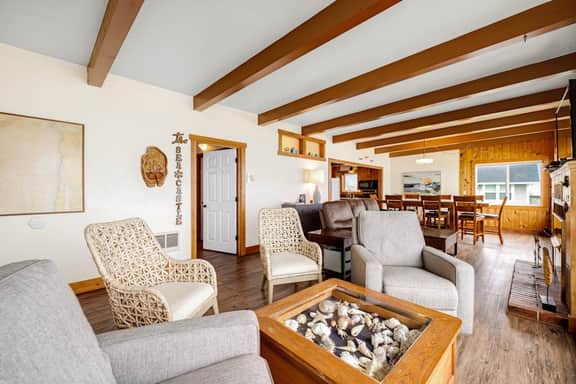 Charming Oceanfront House with Gorgeous Water Views and Beach Access - Image 5