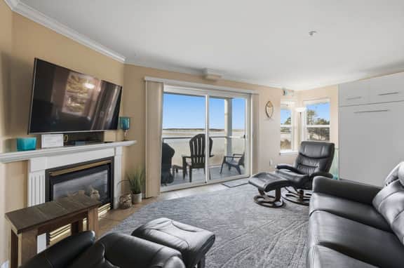 Waterfront Corner Condo with Fireplace and Ocean Views Close to Beach and Bay - Image 4