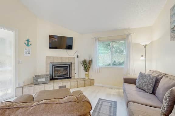 Cozy Dog-Friendly, Family Retreat Near the Beach - Image 5