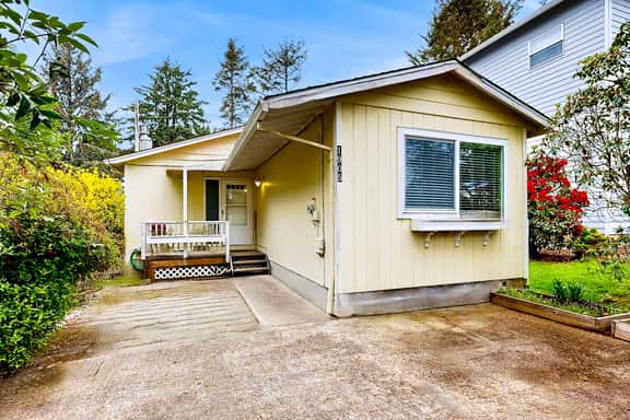 Cozy Dog-Friendly, Family Retreat Near the Beach - Image 2