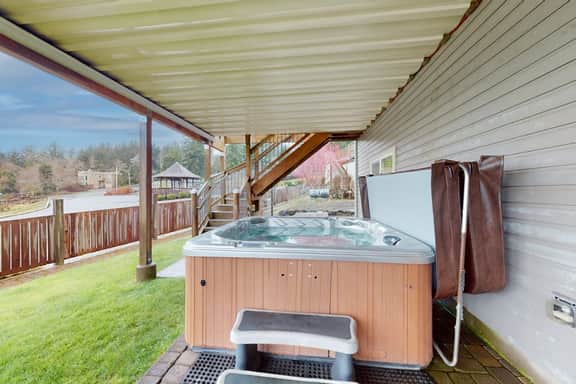 Lakefront Family Friendly Home with a Private Hot Tub Game Room and Dock - Image 3