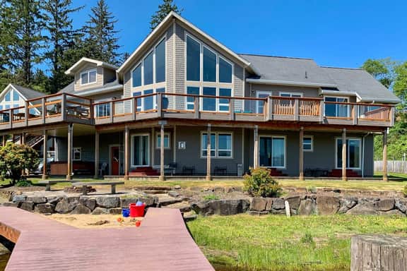 Lakefront Family Friendly Home with a Private Hot Tub Game Room and Dock - Image 4