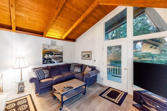 Lakefront house with private dock firepit and sunset views - Image 4