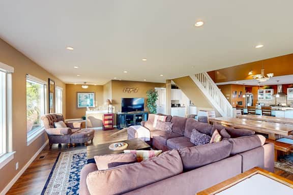 Huge Luxury Home with Game Room and Gourmet Kitchen - Image 3