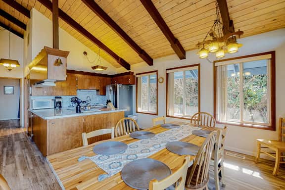 Quaint Dog Friendly Escape Near Town and Beach with Ocean Views and High Speed WiFi - Image 5