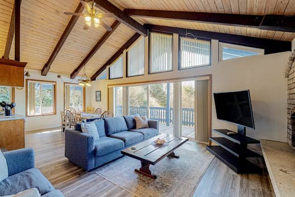 Quaint Dog Friendly Escape Near Town and Beach with Ocean Views and High Speed WiFi - Image 3