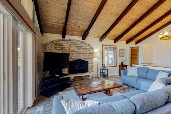 Quaint Dog Friendly Escape Near Town and Beach with Ocean Views and High Speed WiFi - Image 2