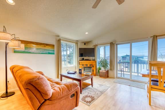 Large Sunny Duplex with Ocean Views and Nearby Beach Access Dogs OK - Image 5