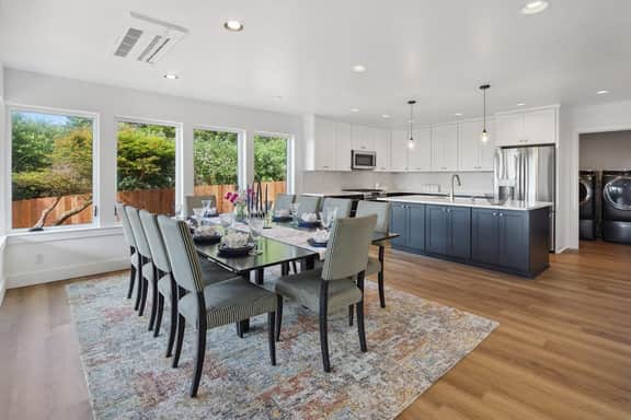 Spacious home with ocean view enclosed yard fireplace hut tub washer and dryer - Image 5